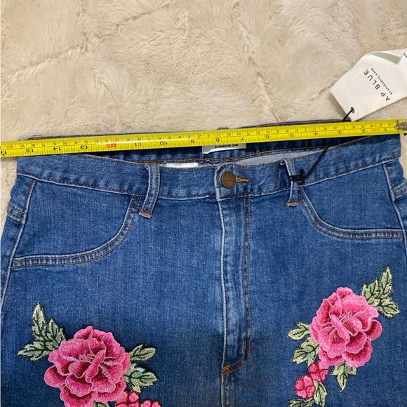 NWT Aphrodite • Embroidered denim shorts - Picture 5 of 7